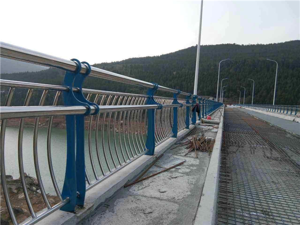惠州不锈钢桥梁护栏的特点及其在桥梁安全中的重要作用