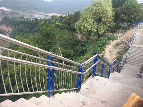 惠州不锈钢复合管护栏的理化性质更加好